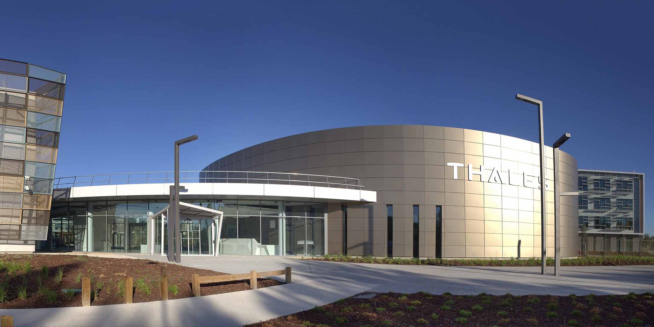 Le Groupe GA a réalisé le Campus Thales à Mérignac, près de Bordeaux. Il accueille près de 2 600 collaborateurs de Thales Systèmes Aéroportés et de Thales Avionics.