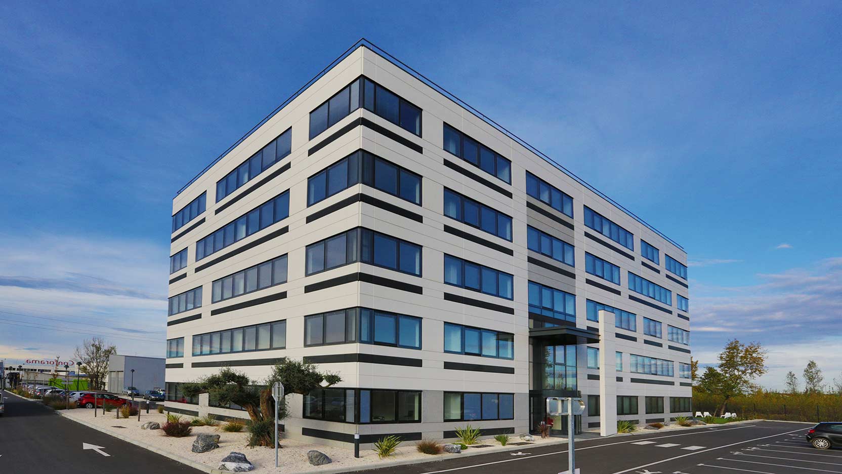 GA Smart Building a réalisé Chausson Matériaux à Saint-Alban, un siège social soucieux du bien-être au travail.