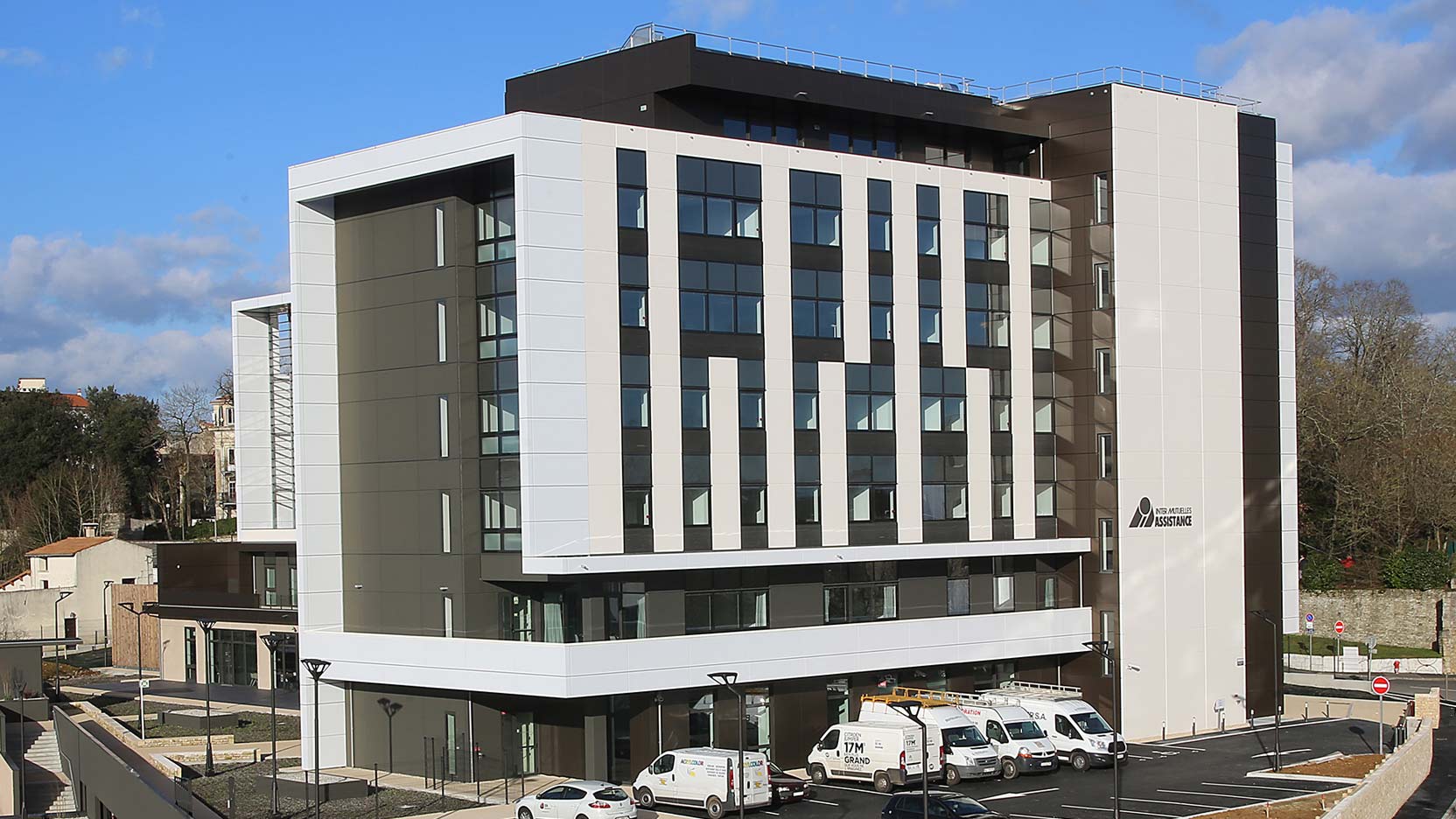 Le Groupe GA a réalisé l'immeuble IMA GA à Niort qui compte 7 500 m² de bureaux, un restaurant d'entreprise et des terrasses en faveur de la qualité de vie au travail.