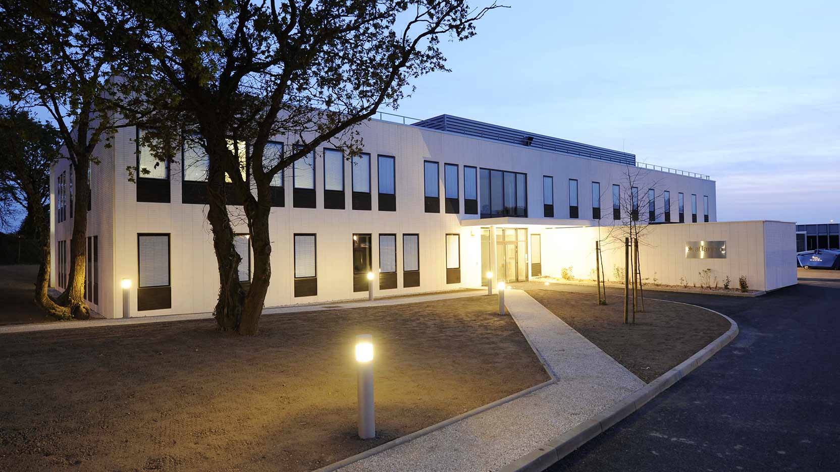 GA Smart Building, entreprise de construction France, a réalisé 1 000 m² de laboratoires et 800 m² de bureaux à Saint Nazaire pour Atlanbio.