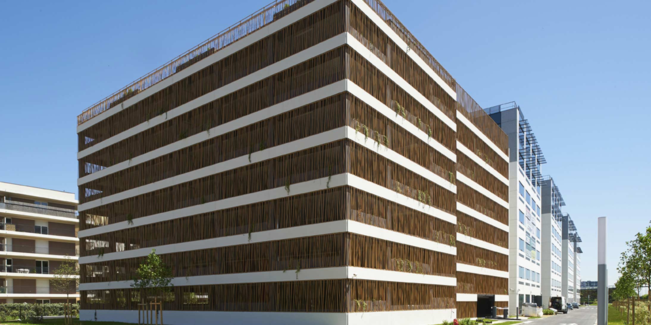 Néo à Velizy est une construction de bureau réalisée par GA, promoteur immobilier d'entreprise. 60 % de l'immeuble est à vendre ou à louer.