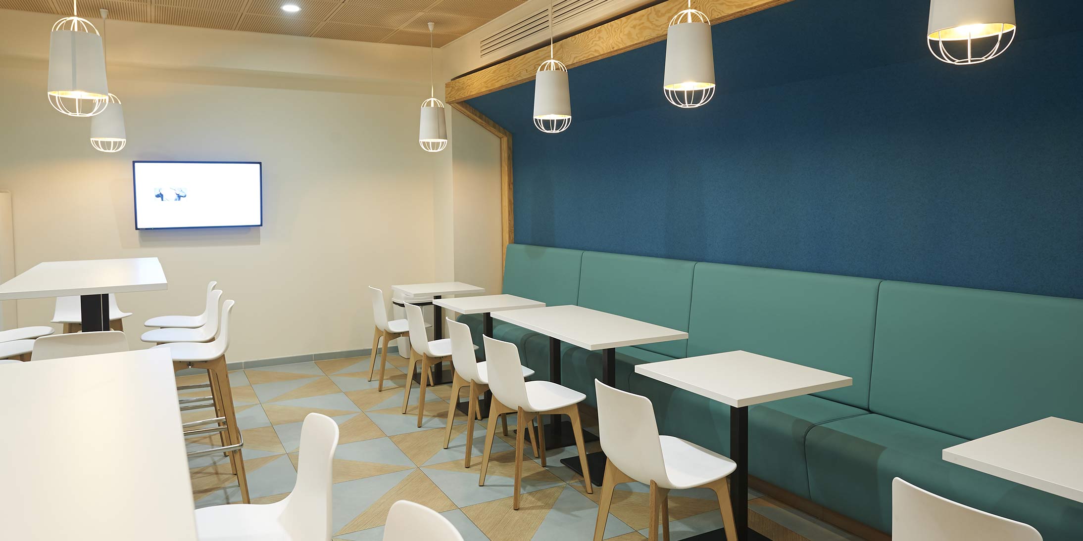 Le Groupe GA a réalisé la rénovation du 20 rue de la Baume à Paris, un immeuble de bureaux haussmannien, et a réalisé les travaux d'aménagement avec une cafétéria.