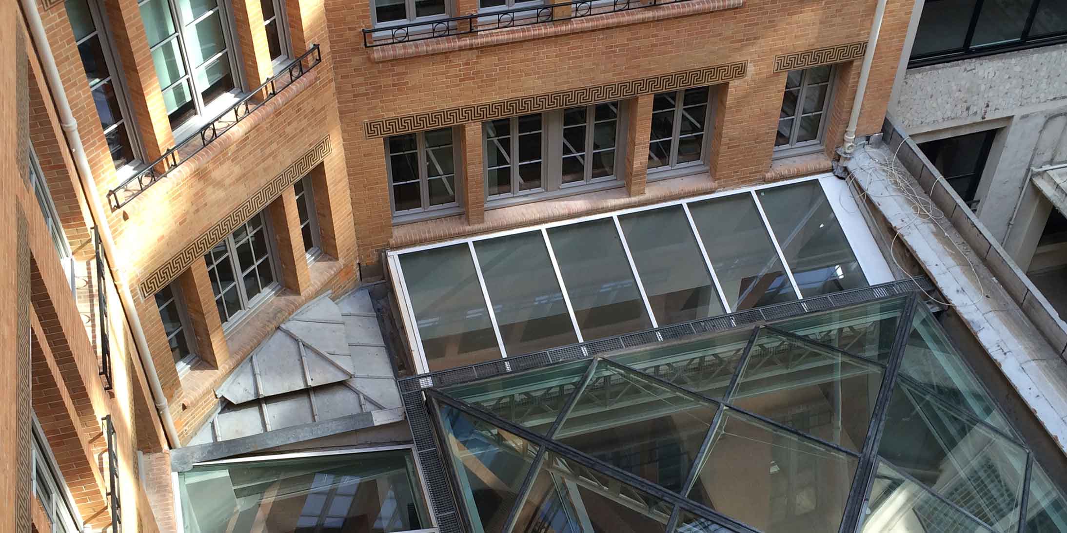 Le Groupe GA a réalisé une rénovation complexe d'un immeuble d'entreprise situé 20 rue de la Baume à Paris, avec une verrière et deux cours intérieures.
