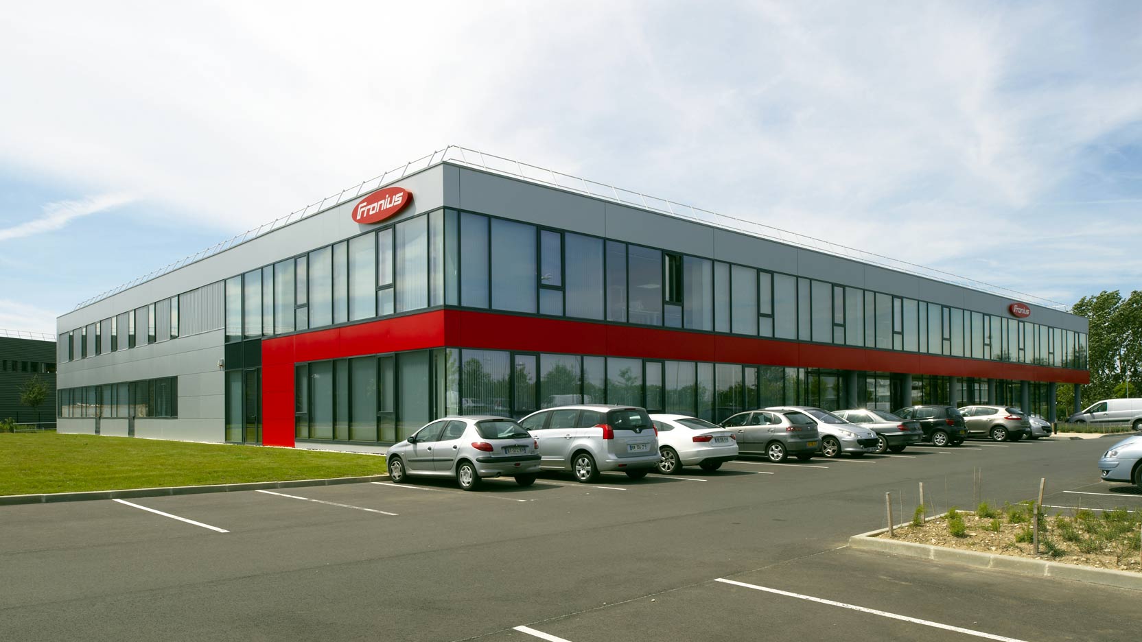 Le Groupe GA a réalisé le siège Fronius Roissy, un immobilier industriel avec des bureaux et un mur végétal réalisé par Patrick Blanc.