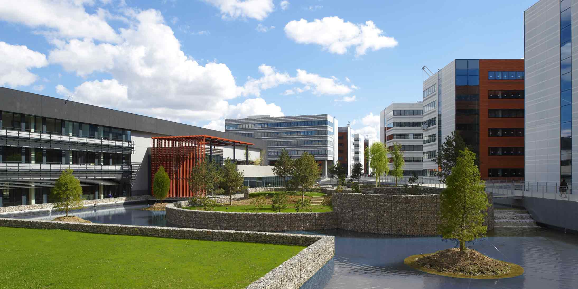 GA, entreprise de construction France a réalisé le Campus Cristal de Thales à Gennevilliers : l'immobilier entreprise pour un mode d'organisation du travail évolutif.