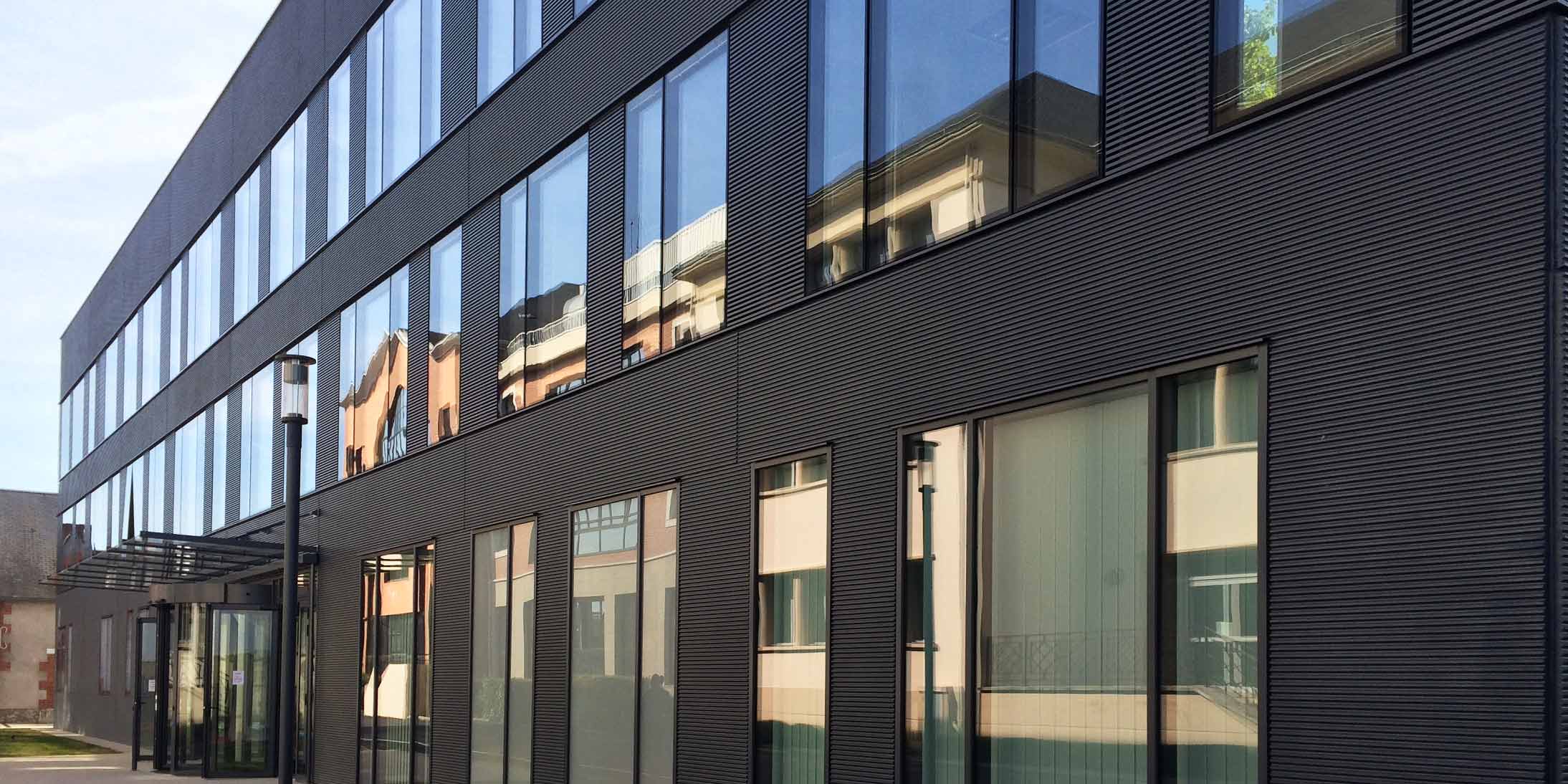 L'immeuble de bureaux neuf pour le Crédit Agricole Titres à Mer est une réalisation GA, constructeur immobilier d'entreprise.