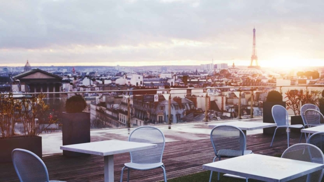 Que faire sur les toits des bâtiments ? Production d’énergie durable, végétalisation ou même espace de vie : découvrez quelques-uns de ces nouveaux usages.