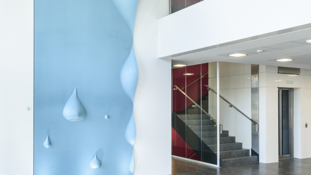 Le béton, un matériau d’art ? Découvrez avec le Groupe GA le béton sous toutes ses formes : briques Lego, bijoux, robe, l'œuvre d'art d'Agua immeuble entreprise.