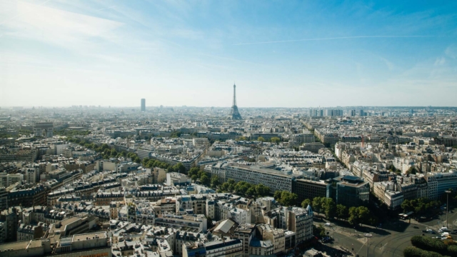 Qu'est qu'une Smart City ? Selon Carlos Moreno, la Smart City est une ville innovantes, ouverte et partagée, avec des bâtiments intelligents et connectés.