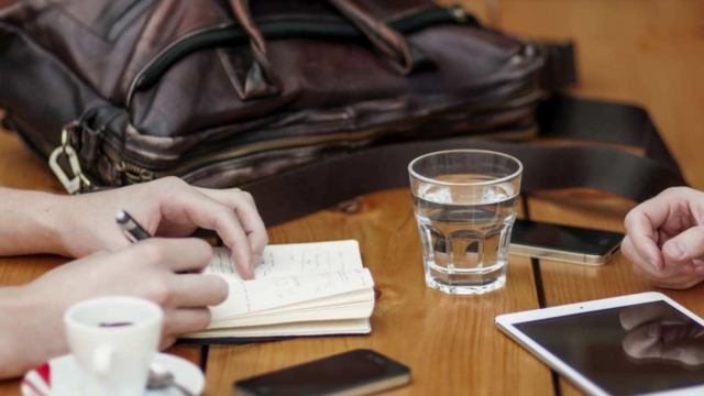 Découvrez l’économie collaborative ou de partage au service de l’entreprise : sharing business, le Airbnb des salles de réunions.