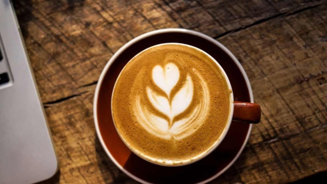 Découvrez l'histoire de la machine à café, véritable institution au bureau, et ses avantages : cohésion, meilleure communication entre les collaborateurs, productivité au travail...