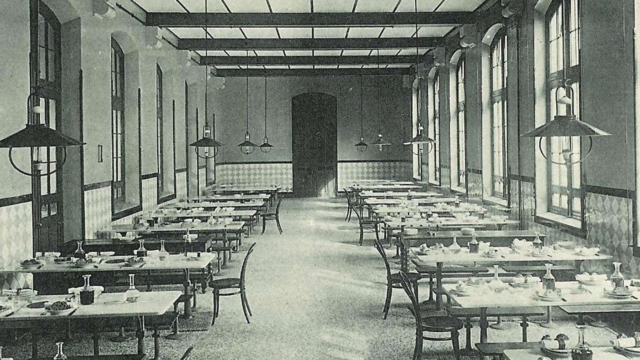 Découvrez l'histoire de la pause déjeuner au bureau à travers les siècles. Aujourd’hui synonyme de convivialité ou d’une parenthèse pour soi, cela n'a pas toujours été le cas !