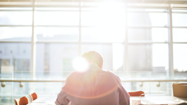 La lumière joue un rôle essentiel dans notre équilibre au quotidien. Une bonne hygiène de lumière favorise le bien-être et la santé des salariés, alors laissons entrer le soleil au bureau.