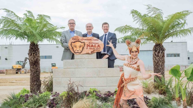 GA, entreprise de construction France, et Real Estate Development by Euro Disney posent la première pierre du bâtiment Nala dans les coulisses des parcs Disney.