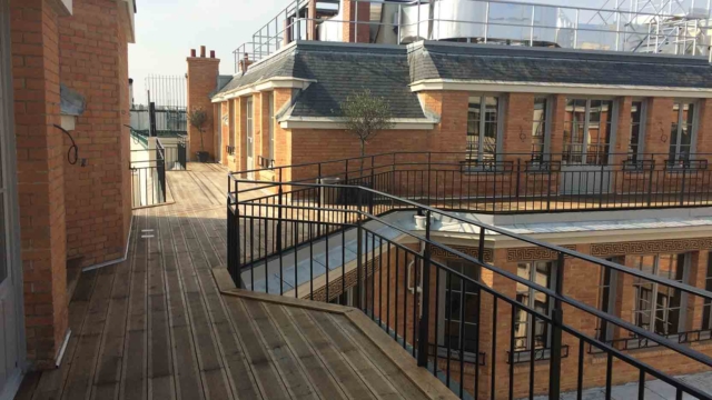 Découvrez la rénovation Rue de la Baume à Paris, une rénovation réussie dans l'haussmannien entre tradition et modernité.