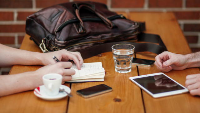 Comment échapper à la réunionite aiguë ? Tour d’horizon des outils et méthodes innovantes pour organiser une réunion productive qui ne s’éternise pas. Réunion debout, boîte à meuh, chronomètre ou encore bâton de parole...