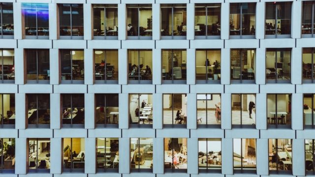 C’est quoi, la vie de bureau aujourd’hui ? Travail collaboratif, télétravail, mobilité, nouveaux modes d'organisation dans l'immobilier d'entreprise favorisant la performance au travail.