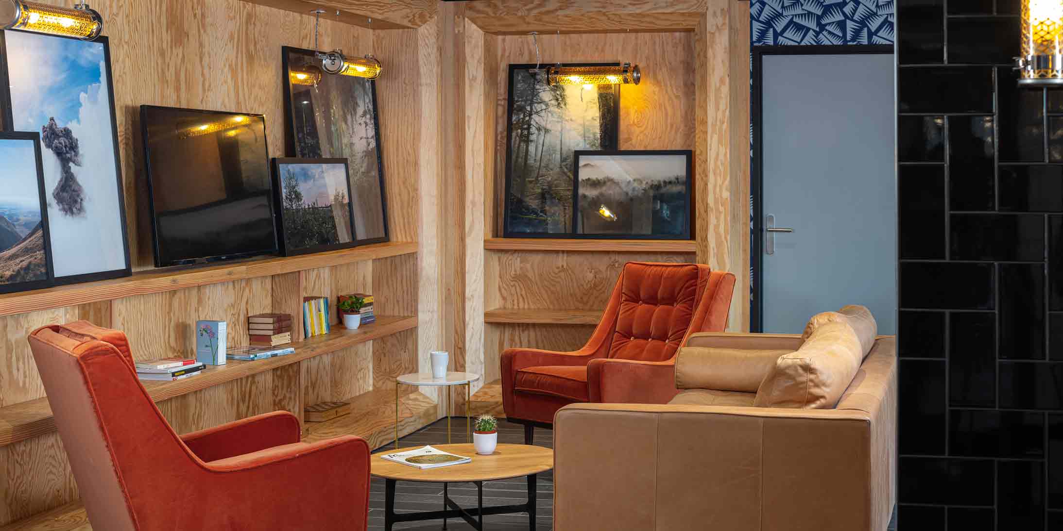 L'hôtel Eklo de Clermont-Ferrand propose des grands espaces communs designés par Studio Janréji. Photo Nicolas Anetson