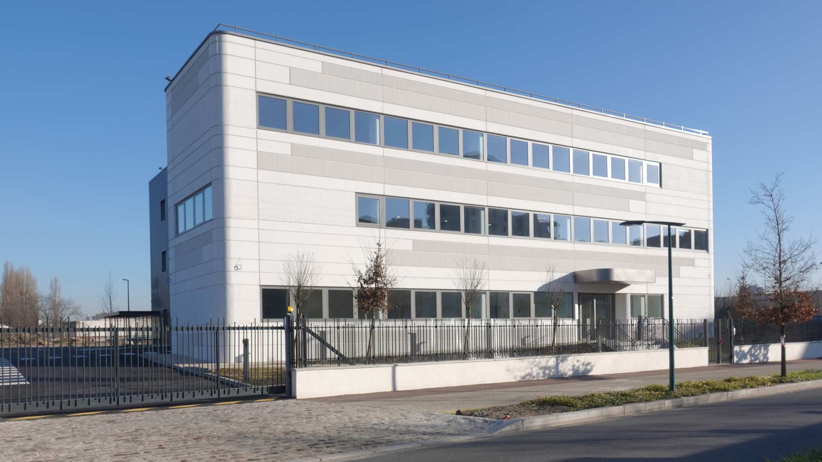 GA Smart Building a réalisé pour Audika un immeuble d'entreprise dans un quartier mixte de bureaux et d'activités à Gennevilliers.