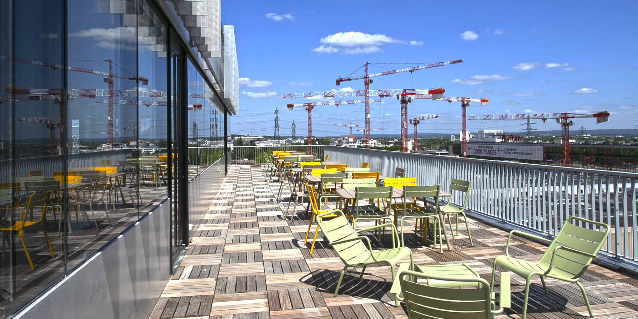 L'immeuble d'entreprise "Gymnote I" à Cergy-Pontoise, réalisé par GA Smart Building, offre une terrasse de 100 m² plein sud au dernier étage et des balcons accessibles à tous les niveaux.