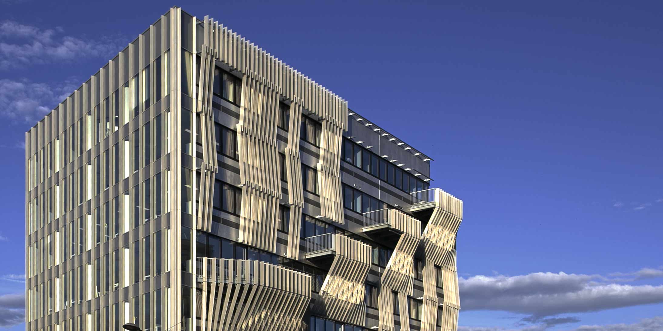 L'immeuble de bureaux « Gymnote I » d’une surface de 6 000 m² sur 9 niveaux, imaginé par Reichen & Robert et réalisé par GA Smart Building, accueillera les collaborateurs de Ramsay Santé. Le bâtiment propose une façade originale et cinétique, habillée de lames métalliques.