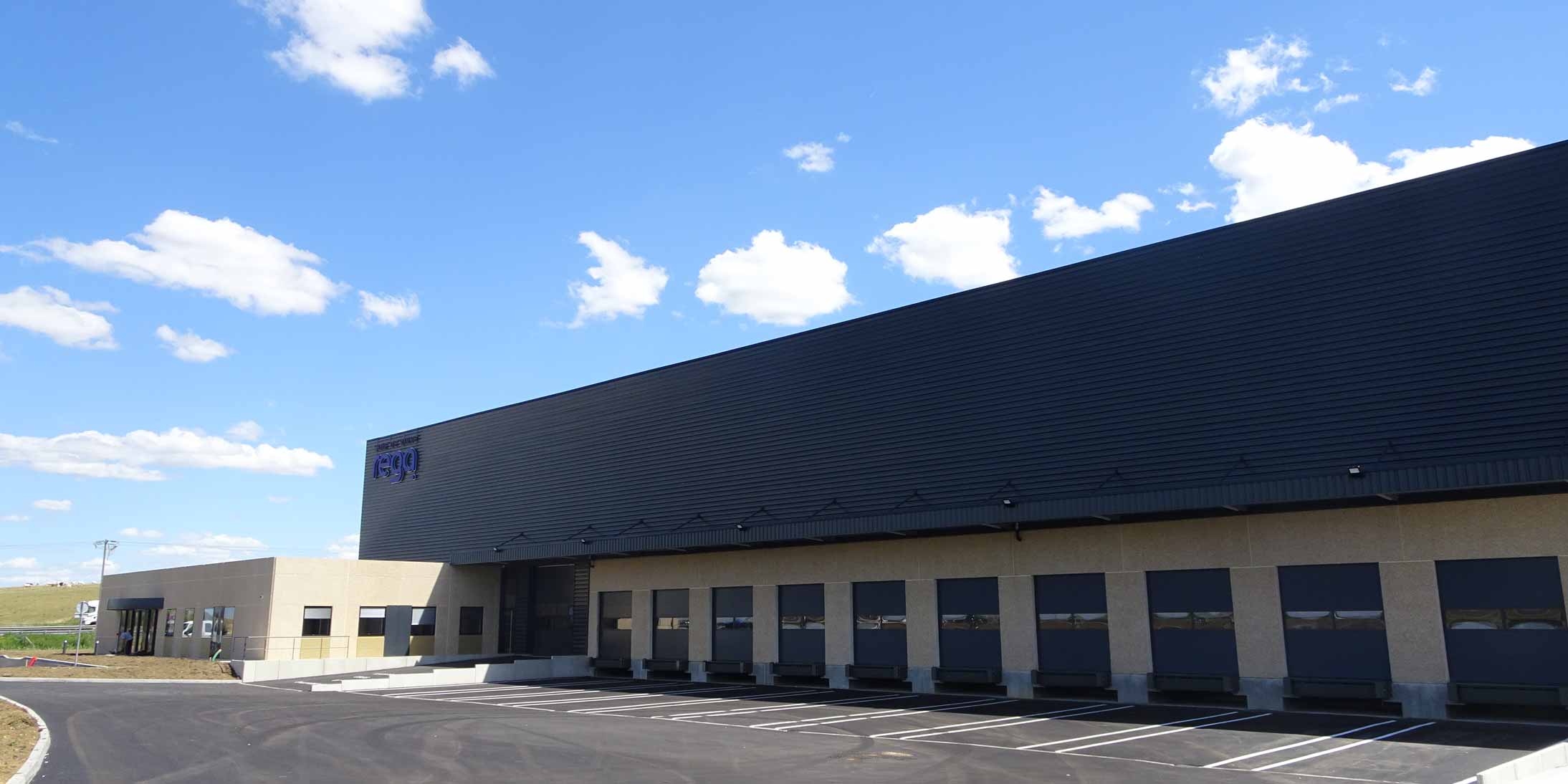 Le Groupe GA a réalisé pour REGA dans le Grand-Est un ensemble immobilier industriel mixte-tertiaire construit hors-site avec son usine de préfabrication béton.