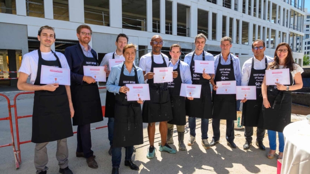 Les équipes de GA Smart Building on organisé un gigot bitume pour célébrer la fin du Gros Œuvre de GARDENS, le futur siège social du Groupe Up à Gennevilliers. © Vincent Krieger