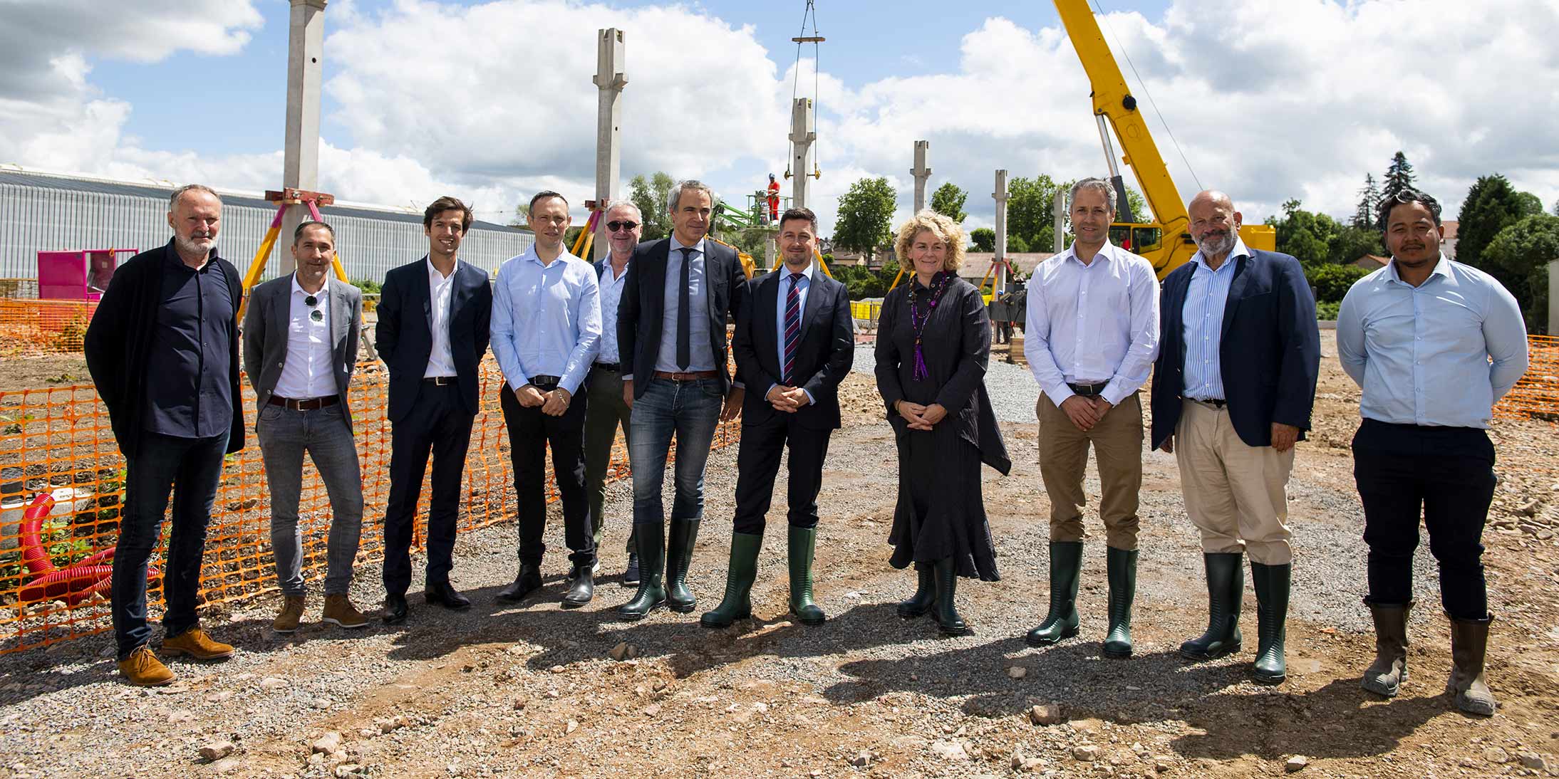 Les équipes d’Emile Henry, GA Smart Building et des acteurs institutionnels étaient réunis pour poser la première pierre des nouveaux ateliers U6.