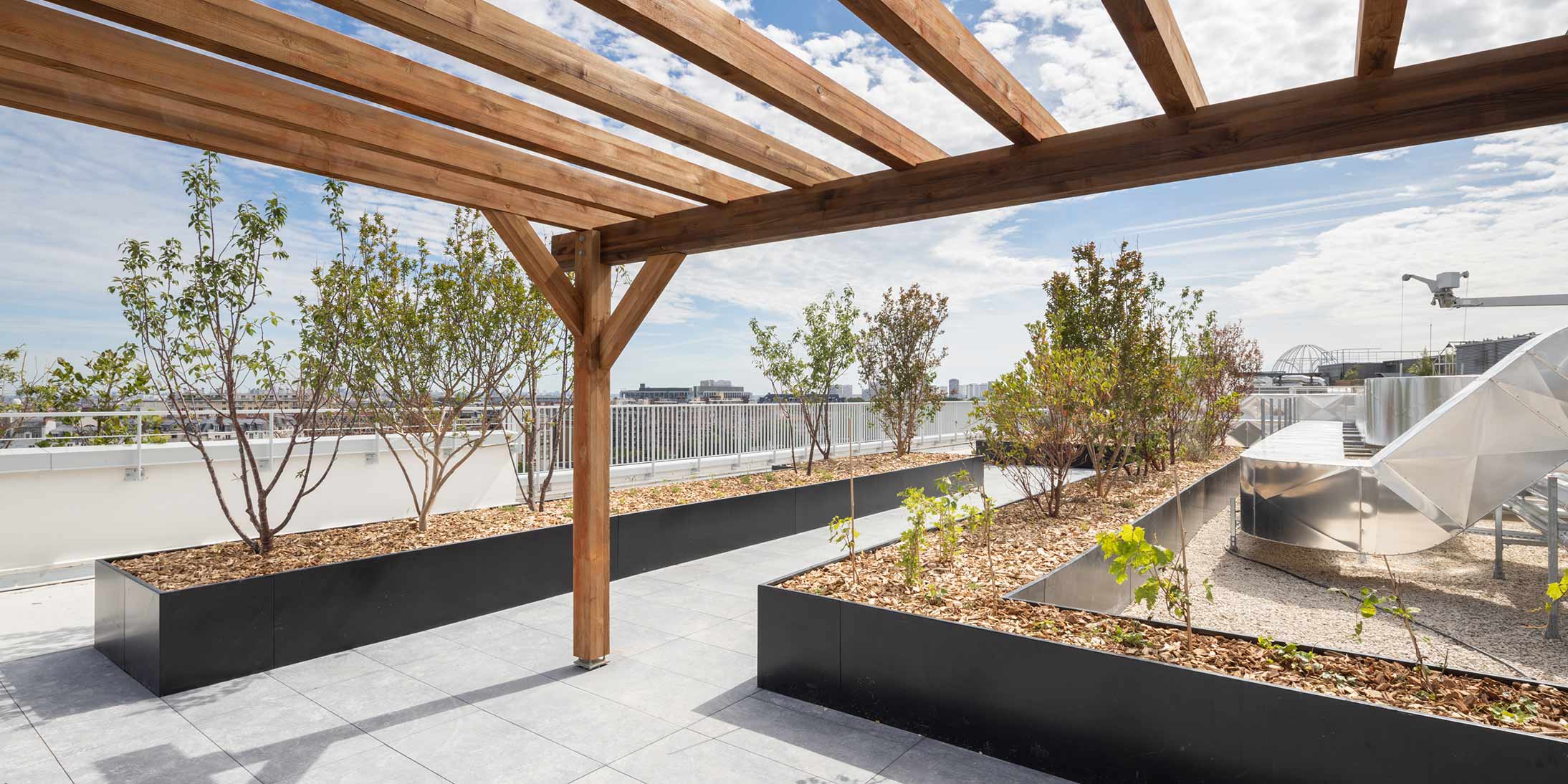 La rénovation de l’immeuble de bureaux Gravity participe à la végétalisation de la ville.